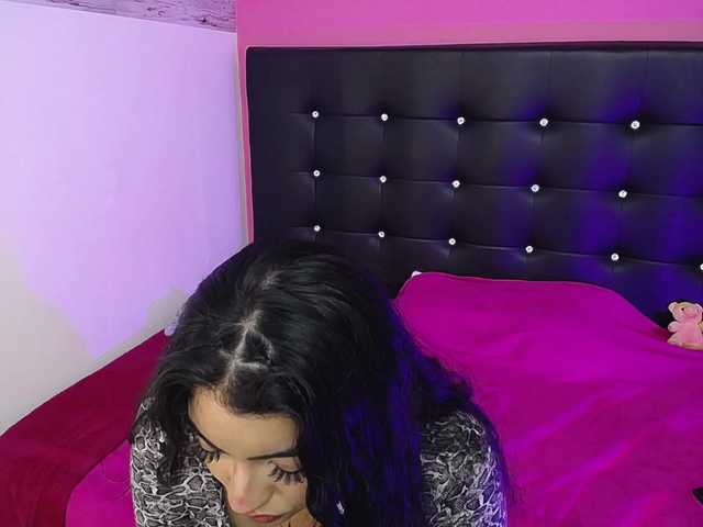 mollycurvyhot's BongaCams show and profile