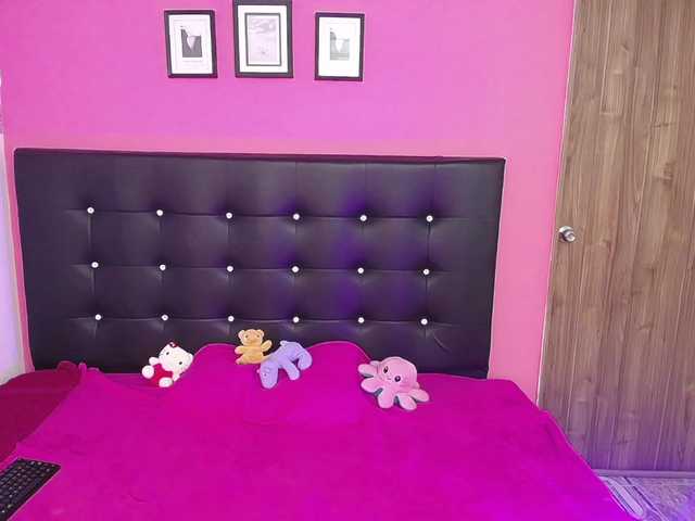 mollycurvyhot's BongaCams show and profile