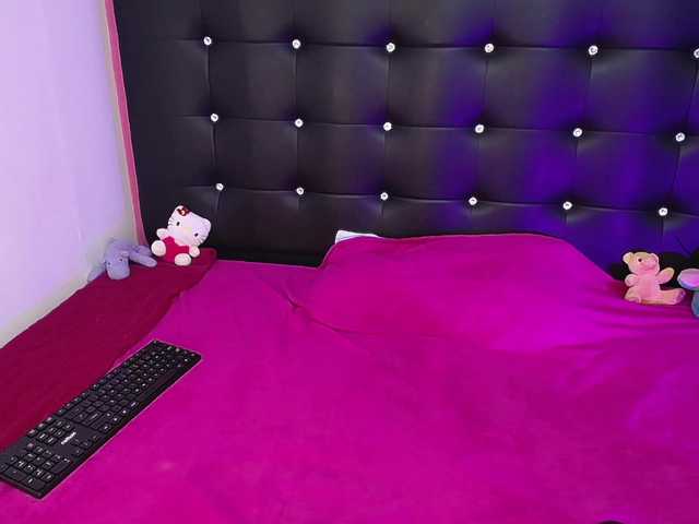 mollycurvyhot's BongaCams show and profile