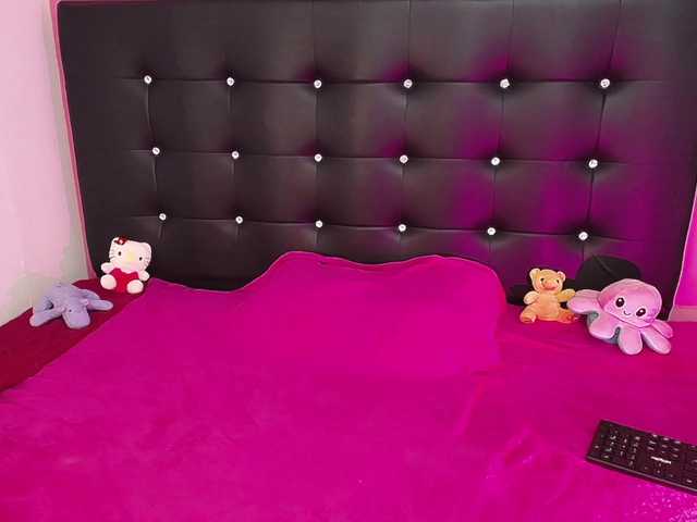 mollycurvyhot's BongaCams show and profile