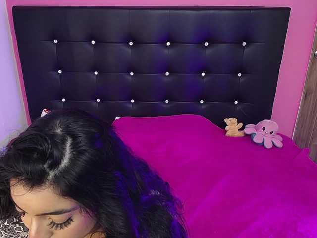 mollycurvyhot's BongaCams show and profile