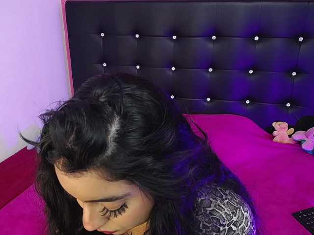 mollycurvyhot's BongaCams show and profile