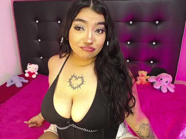 mollycurvyhot's BongaCams show and profile