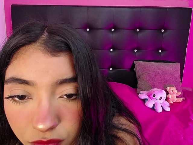 mollycurvyhot's BongaCams show and profile