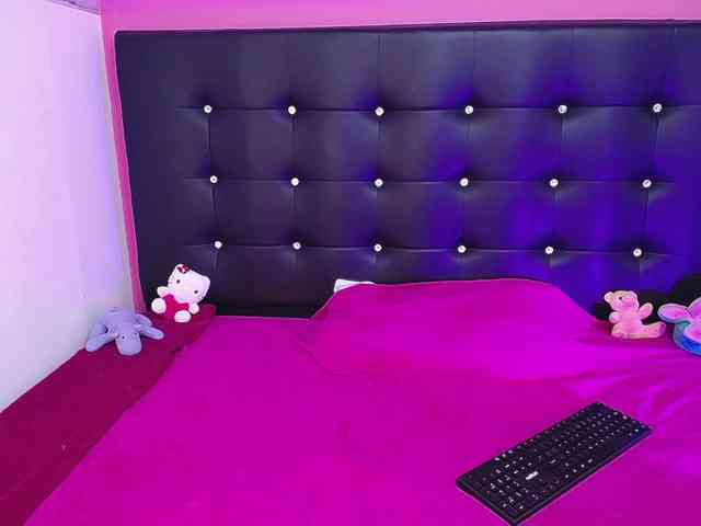 mollycurvyhot webcam