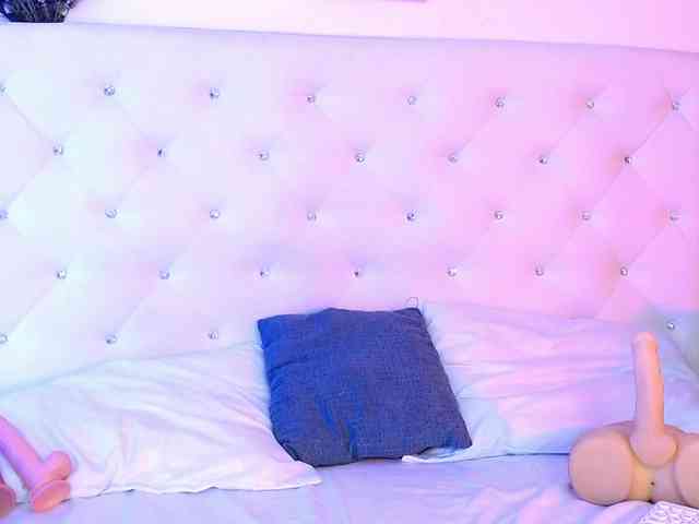 mollycurvyhot webcam