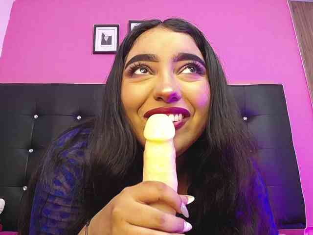 mollycurvyhot webcam