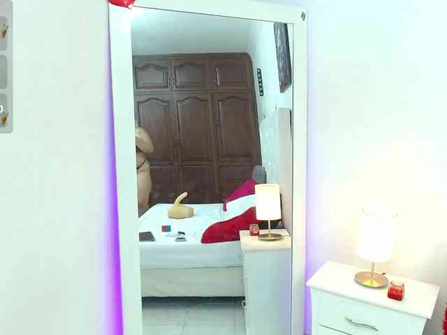 mollycurvyhot webcam