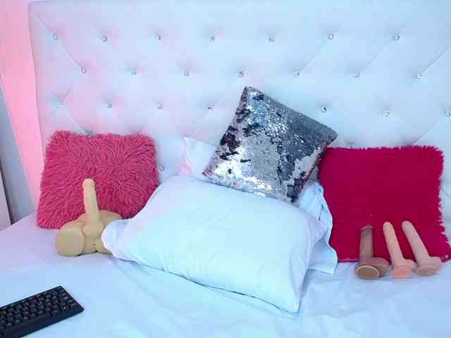 mollycurvyhot webcam