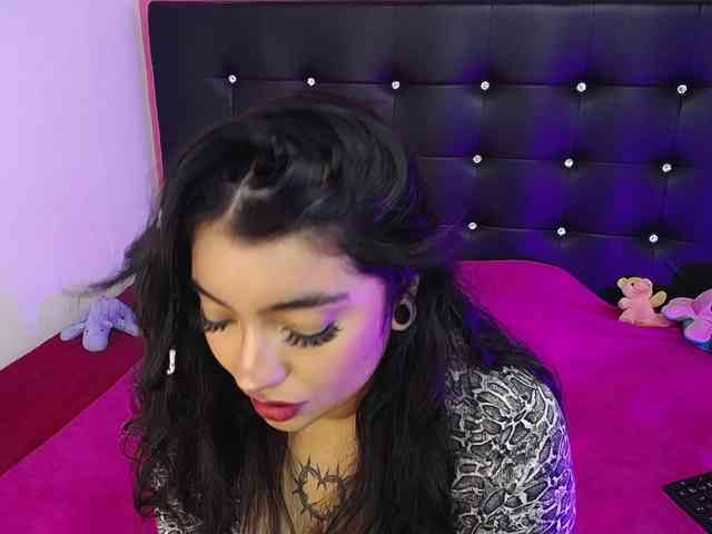 mollycurvyhot webcam