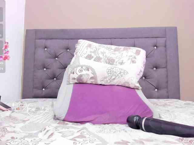 LoriMartinezz webcam