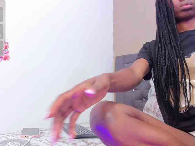 LoriMartinezz webcam