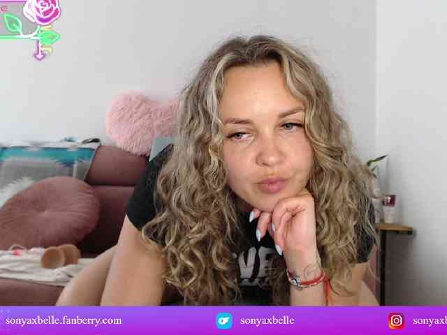 Sonyaxbelle webcam