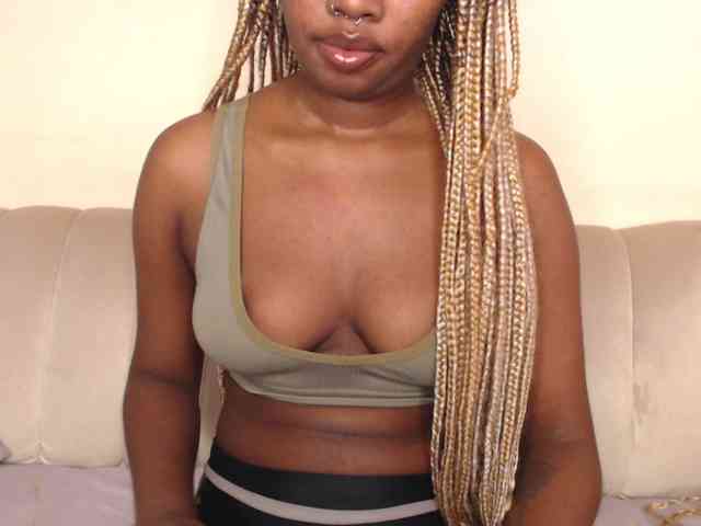 Curvyblaire18's webcam live show