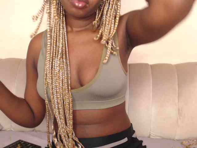 Curvyblaire18 webcam