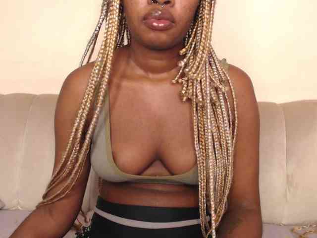 Curvyblaire18 webcam