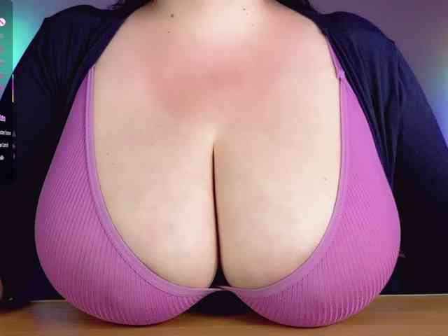 BustyDelight webcam