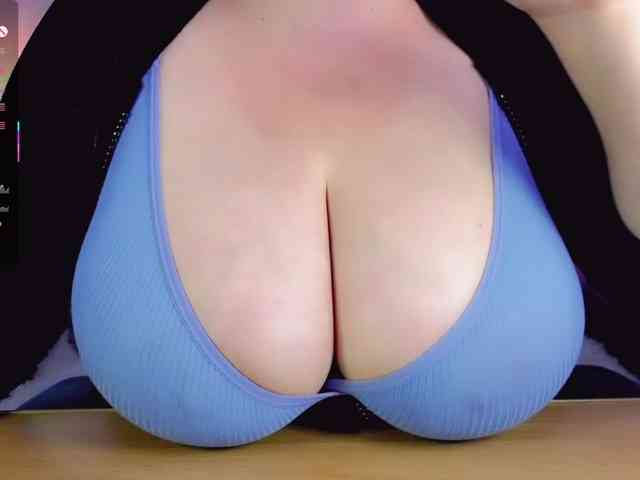 BustyDelight webcam