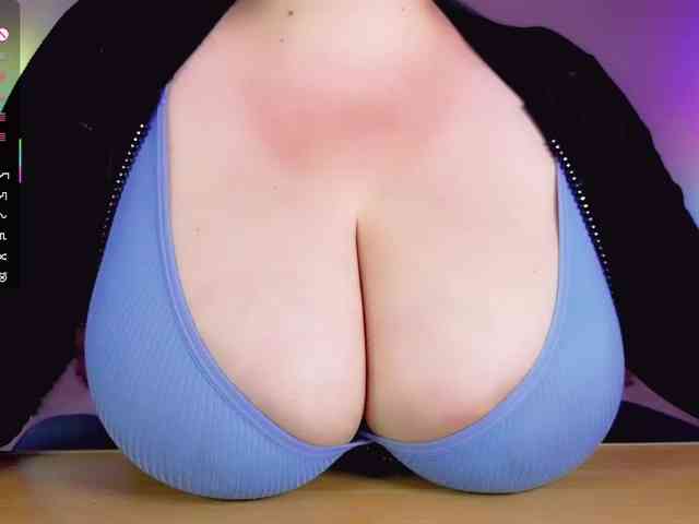 BustyDelight webcam