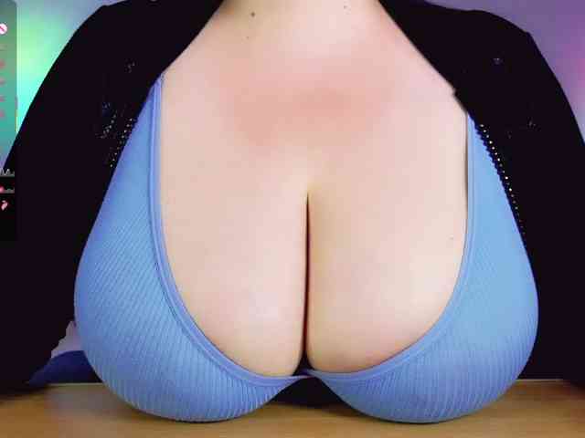 BustyDelight webcam