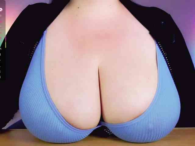 BustyDelight webcam