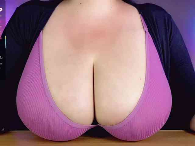 BustyDelight webcam