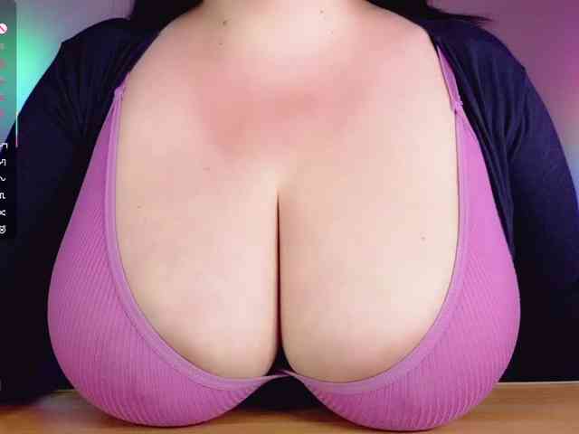 BustyDelight webcam