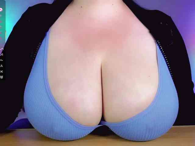 BustyDelight webcam