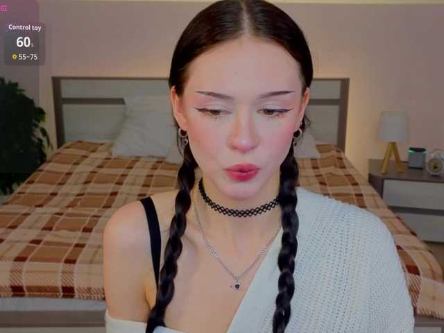 le modèle Adetta est en webcam porno dans un show sur le site bongacams, il possède les tags suivants: White/Caucasian,Brunette,Shaved