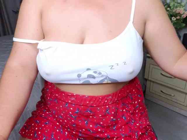 Baby Mary (27, White Cam Girl) performing squirt.