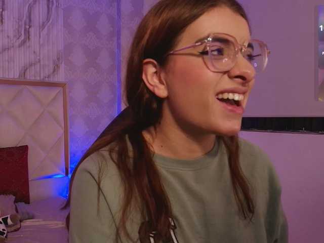 Naomy-tay1's BongaCams show and profile