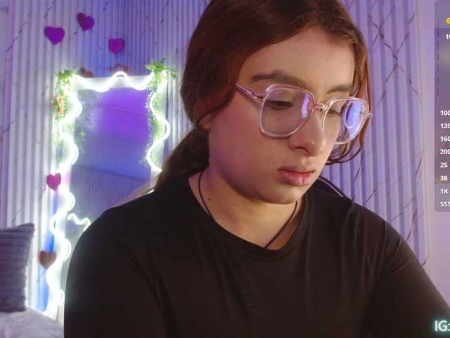 Naomy-tay1's BongaCams show and profile