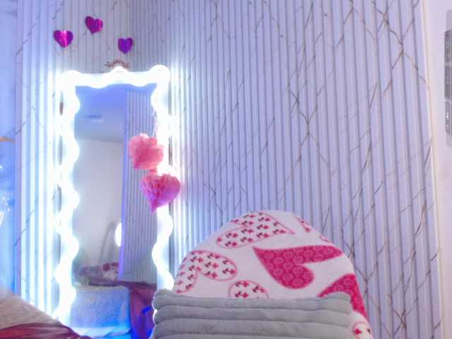 Naomy-tay1's BongaCams show and profile