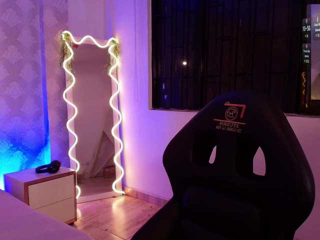 Naomy-tay1's BongaCams show and profile