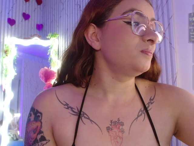 Naomy-tay1's BongaCams show and profile