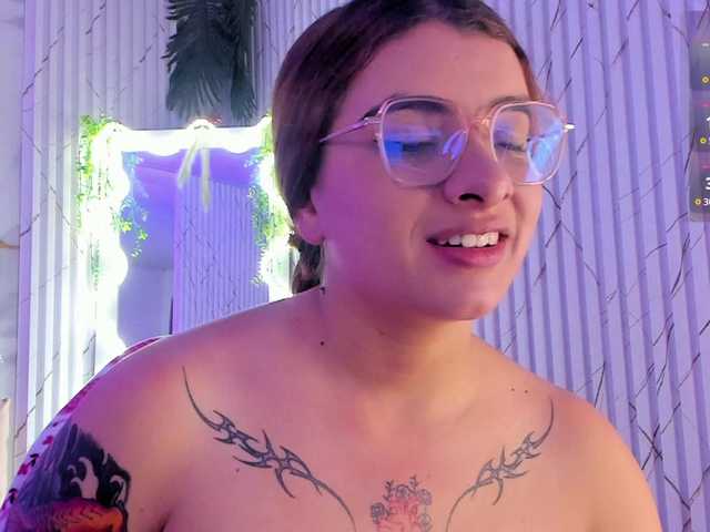 Naomy-tay1's BongaCams show and profile