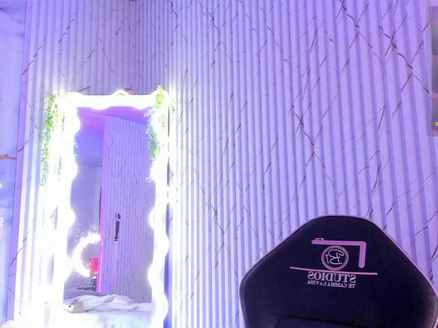 Naomy-tay1's BongaCams show and profile