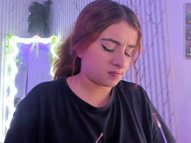 Naomy-tay1's BongaCams show and profile