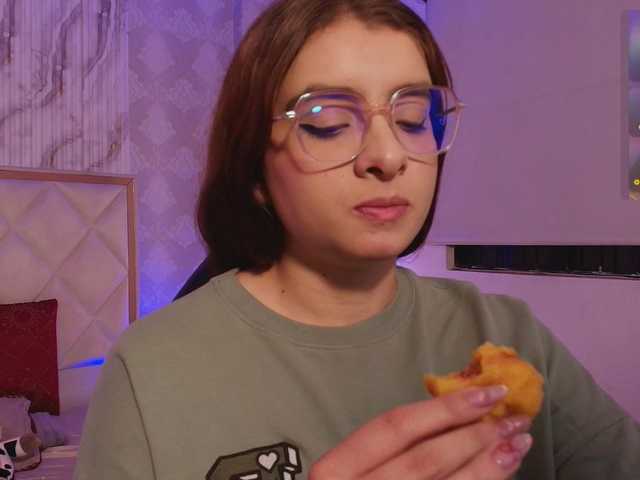 Naomy-tay1's BongaCams show and profile