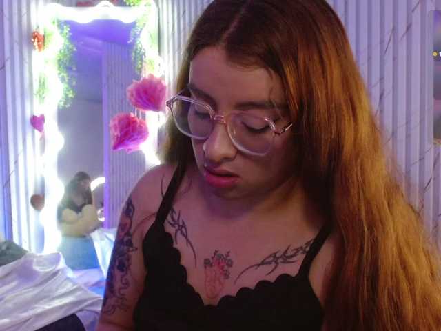 Naomy-tay1's BongaCams show and profile