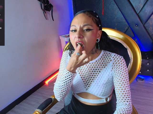 le modèle Sweettpleasure est en webcam porno dans un show sur le site bongacams, il possède les tags suivants: Latino/Hispanic,Brunette,Shaved