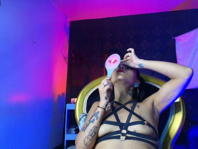 Sweettpleasure webcam bongacams model stream image