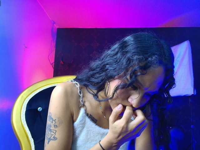 Sweettpleasure webcam bongacams model stream image