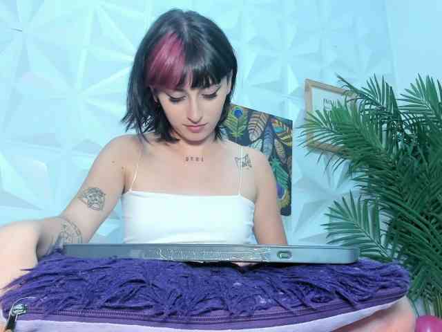 Vayolet-Foxx webcam