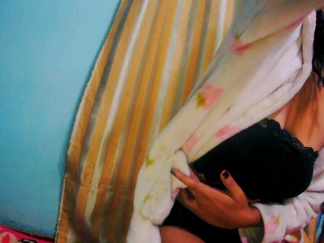 Roxanne03's BongaCams show and profile