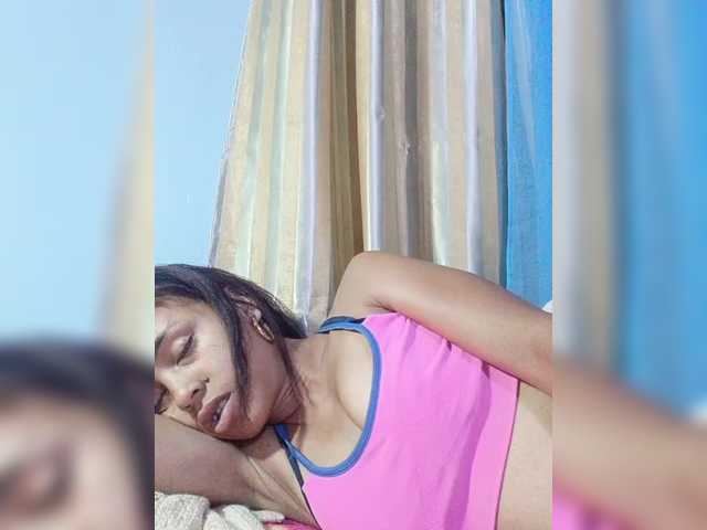 Roxanne03's BongaCams show and profile