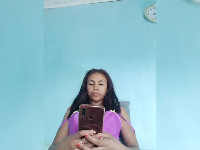 Roxanne03's BongaCams show and profile