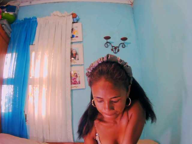 Roxanne03's BongaCams show and profile