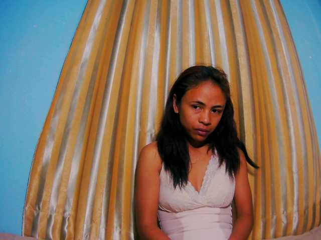 Roxanne03's BongaCams show and profile