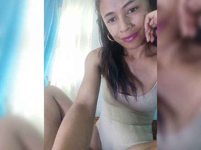 Roxanne03's BongaCams show and profile